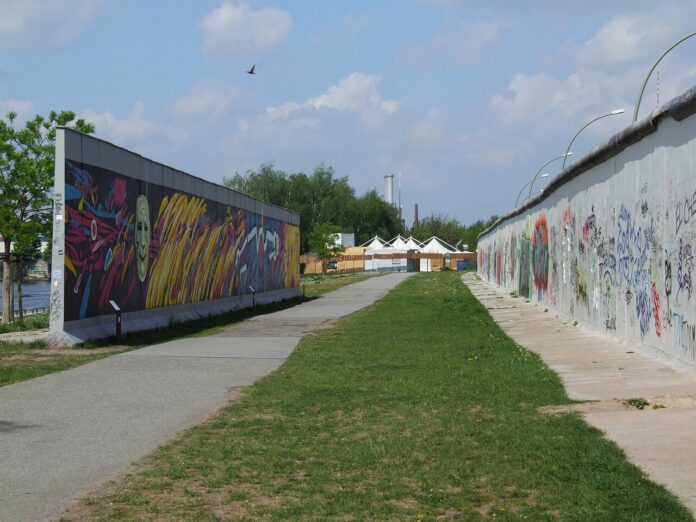 1280px-Berlin_Wall_near_East_Side_Gallery