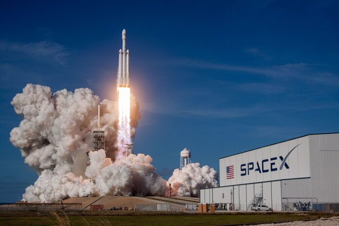 1280px-Falcon_Heavy_Demo_Mission_(40126461411) SpaceX