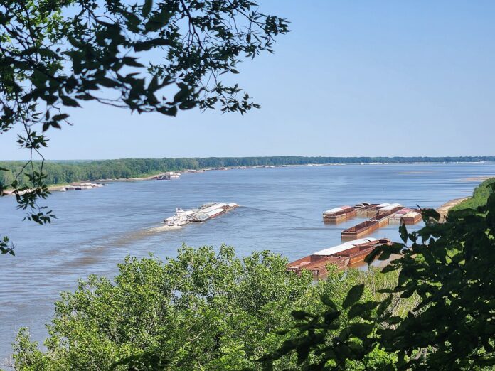 1280px-Mississippi_River_Barge_Columbus_KY_2023