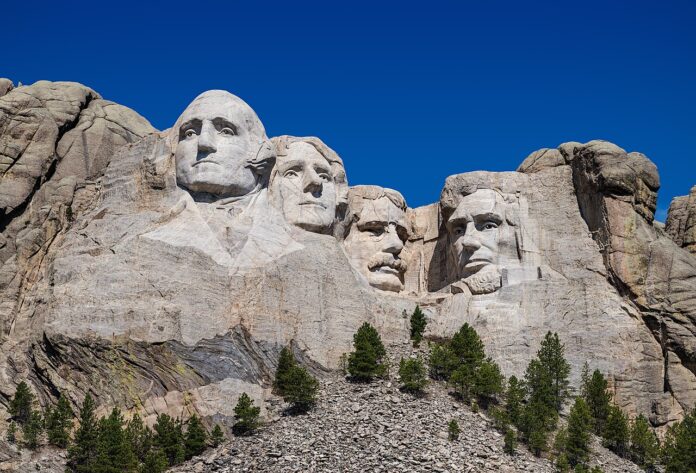 1280px-Mount_Rushmore_detail_view_(100MP)