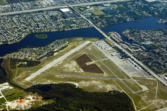 1280px-Palm_Beach_County_Park_Lantana_Airport,_edited