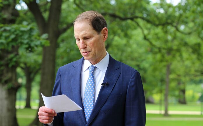 1280px-Ron_Wyden_(35047285144)
