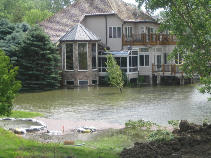 A_home_near_Missouri_River_beginning_to_flood (1)