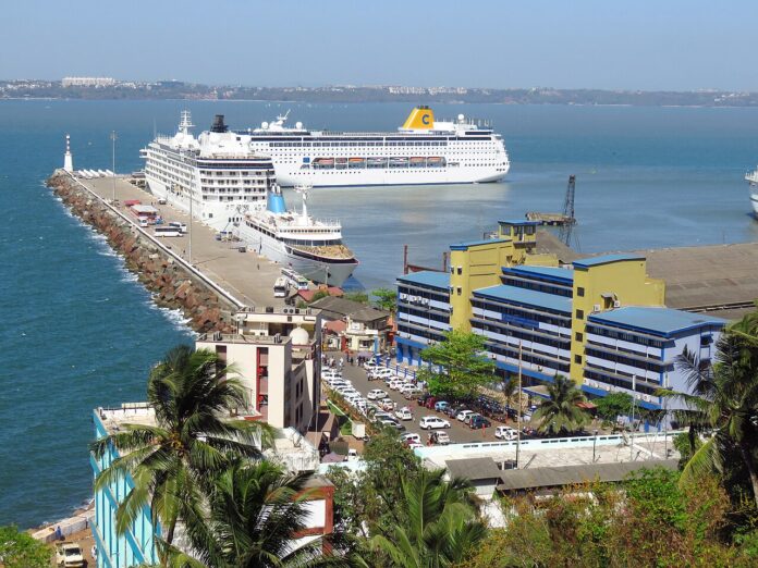 1280px-Cruise_at_Port