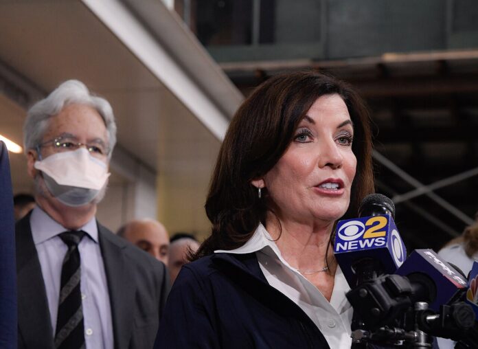 1280px-Gov._Kathy_Hochul_speaks_during_the_Maimonides_Visit Gov._Kathy_Hochul