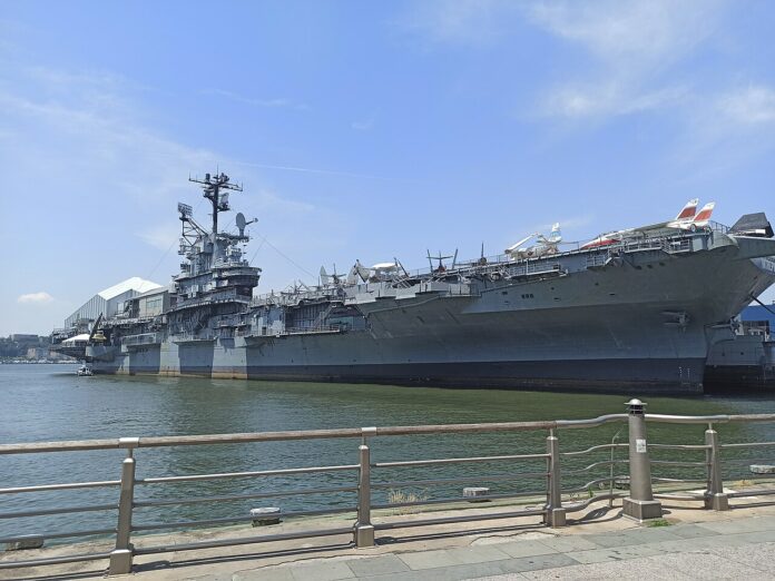 1280px-İntrepid_aircraft_carrier