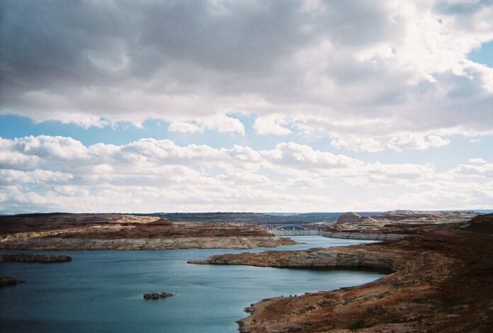1280px-Lake_Powell.Staudamm Lake_Powell