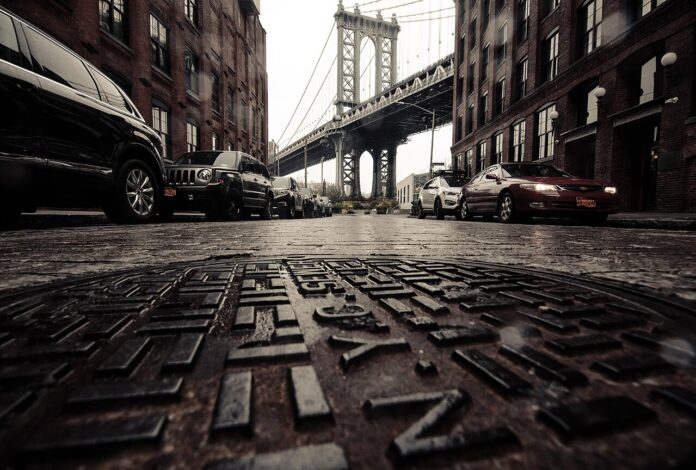 1280px-Manhole_In_Dumbo_(183492279)