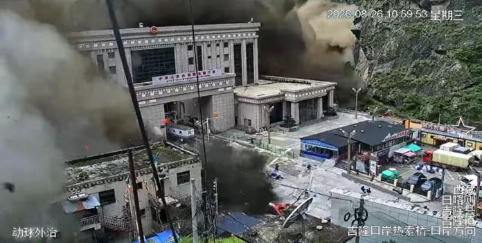 1280px-Mudslide_at_Gyirong_Port_2_(screenshot)