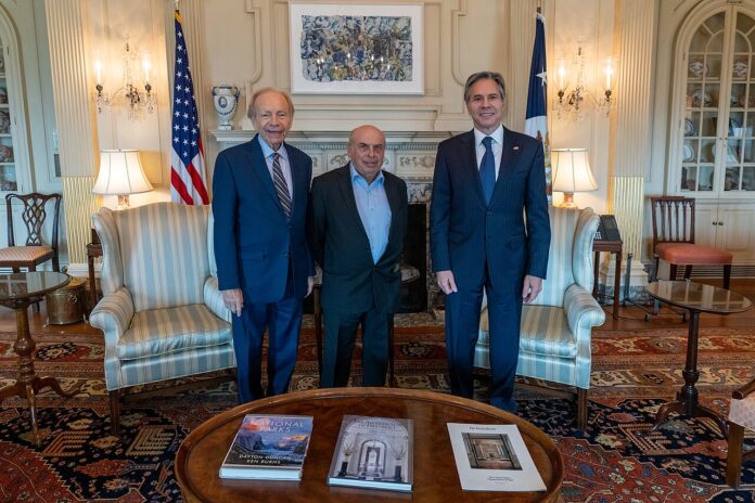 1280px-Secretary_Blinken_Meets_with_Institute_for_the_Study_of_Global_Antisemitism_and_Policy_Chair_Sharansky_and_Former_U.S._Senator_Lieberman_(51326785793)