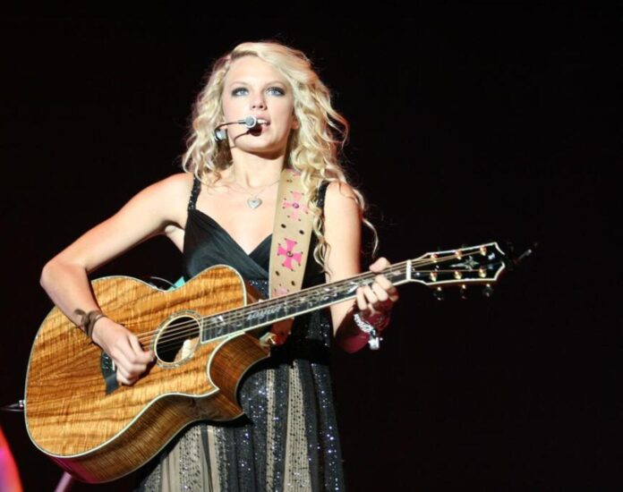 Swift,_Taylor_(2007)_cropped_2 (1) Taylor Swift
