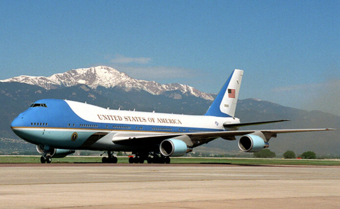 Air_Force_One_at_an_Airport (1) Air_Force_One_