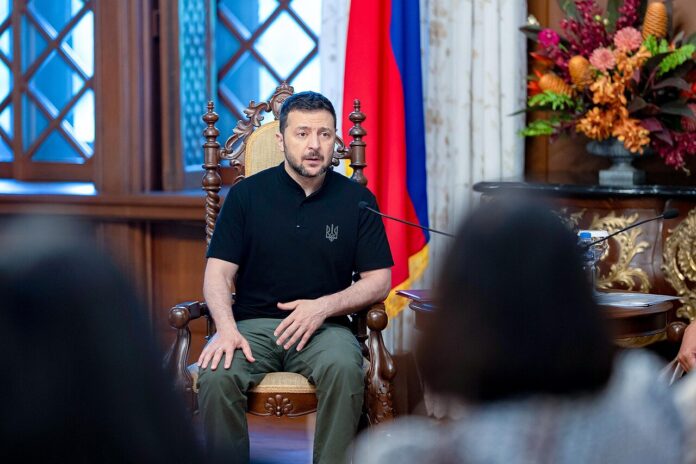 Volodymyr_Zelenskyy_in_Manila,_Philippines Volodymyr Zelenskyy