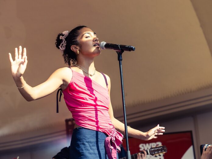 Olivia Dean tritt beim SWR3 New Pop Festival 2023 auf Olivia Dean